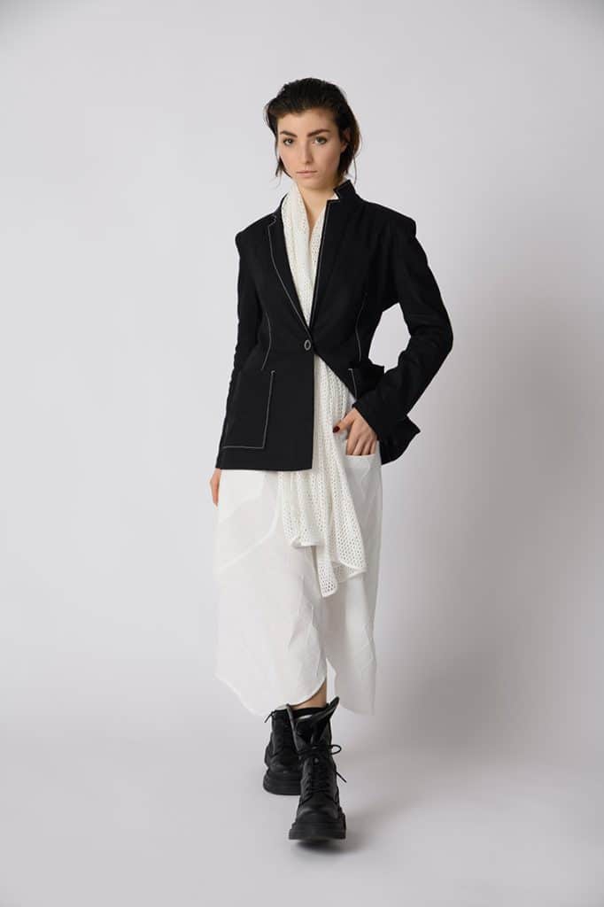 Elsewhere Fashion - KUMARA BLAZER BLACK ON BODY