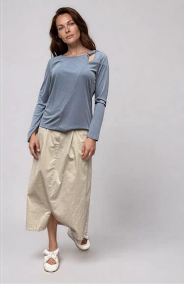These low-crotch trousers are designed for effortless comfort and a relaxed, modern look. The loose fit allows for easy movement, making them ideal for all-day wear. A garment-washed finish gives the fabric a soft, lived-in feel, adding character and depth to the design. The elasticated waistband ensures a flexible fit, while front pleats and slanted side pockets bring structure and functionality. Perfect to pair with fitted tops or layered styles for a contemporary, laid-back outfit.
low-crotch design
relaxed-fit silhouette
garment-washed finish
elasticated waistband
front pleats
slanted side pockets