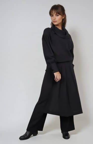 Black quilt pants, relaxed fit, winter-ready style ? Elsewhere Fashion